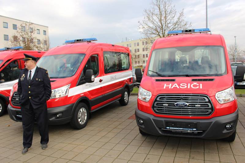 Dobrovolní hasiči z Karlovarského kraje dostali nové automobily.