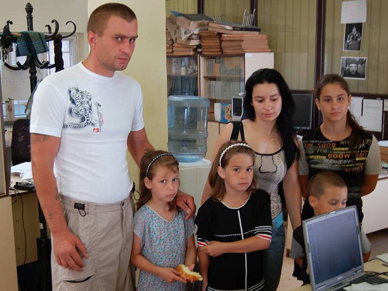 Zdeněk Podhorský s rodinou. Dvě nejmladší děti byly napadeny přímo v karlovarské ubytovně Drahomíra v Drahovicích.