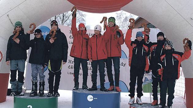 Největší triumf si mladí lyžaři Slovanu Karlovy Vary vychutnávali po štafetách, když trojka v sestavě Tomáš Řehořek, Michal Novák a Kryštof Husák porazila favorizovanou domácí štafetu Liberce a dojela si pro zlatou medaili.