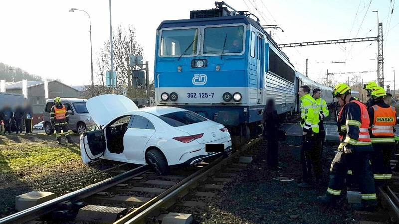 K nehodě na železničním přejezdu u vlakového nádraží v Ostrově na Karlovarsku došlo v pátek v odpoledních hodinách.