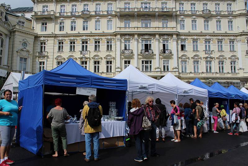 Porcelán i folklor láká stovky lidí.