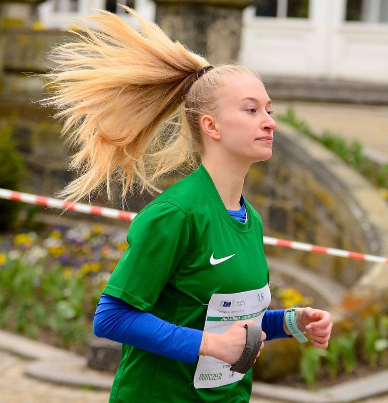 Semifinálové kolo juniorského maratonu opět ovládlo Gymnázium Cheb, které se tak podívá na celostátní finále.