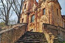 Památečné schody vedoucí ke kostelu ve Skocích. Foto z knihy Magická místa Karlovarského kraje Stanislava Burachoviče.