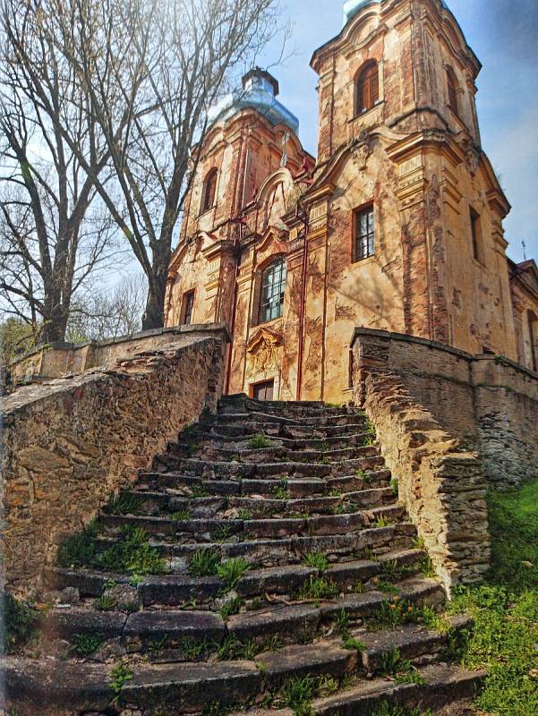 Památečné schody vedoucí ke kostelu ve Skocích. Foto z knihy Magická místa Karlovarského kraje Stanislava Burachoviče.