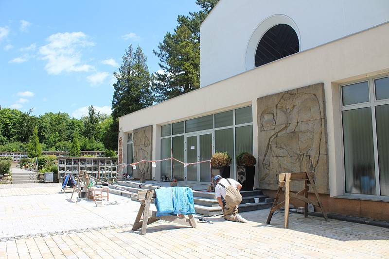 Krematorium na karlovarském Růžovém Vrchu. Síň prochází v současnosti drobnými opravami.