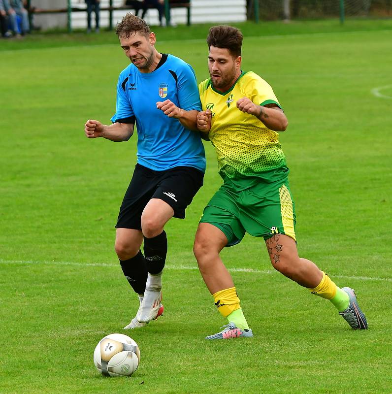 Dvory (ve žlutém) porazily 7:0 výběr Lomnice.