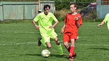 Sedlec (ve žlutém) o víkendu gólově řádil na svém stadionu, když soupeři z Lomnice naložil na cestu zpět půl tuctu branek. Foto: TJ KSNP Sedlec