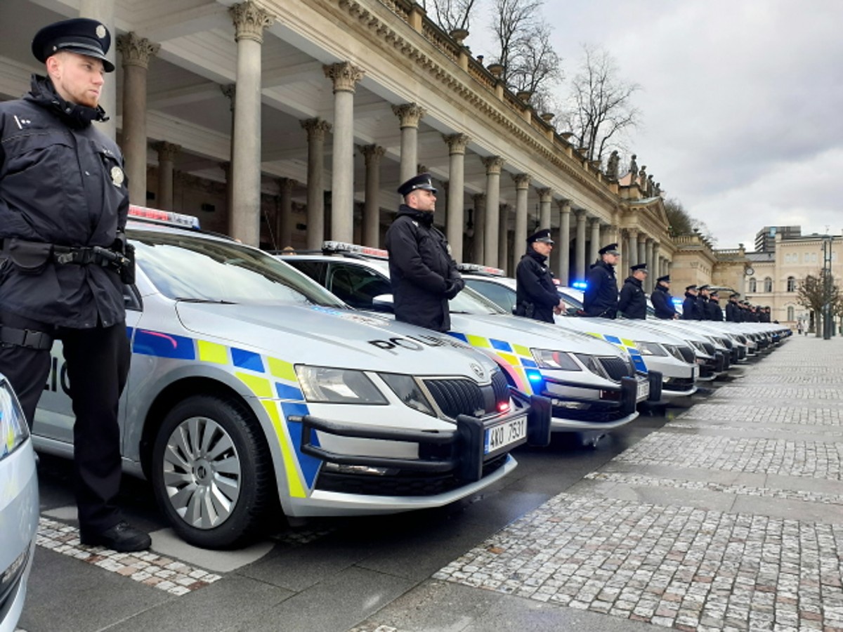 FOTO, VIDEO: Policisté dostali nová auta - Karlovarský deník