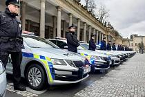Předávání nových policejních vozů v Karlových Varech