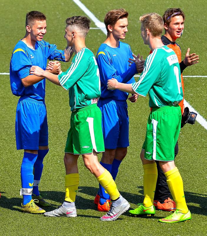 Karlovarské 1.FC (v zeleném) ovládlo krajský přebor dorostu, když v závěrečném kole završilo soutěž výhrou 7:1 nad Sedlecem (v modrém).