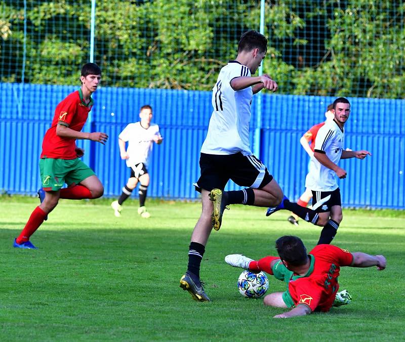 Nejdek (v bílém) si poradil na úvod s FC Cheb, slavil výhru 6:3.