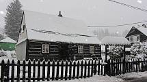 V nižších polohách to ještě není znát, ale do Krušných hor přišla zima. Napadalo tady kolem 20 centimetrů sněhu. V nejvyšších polohách by pak mohla sněhová pokrývka vydržet až do soboty. Další sníh by pak mohl v horských připadat v pondělí.