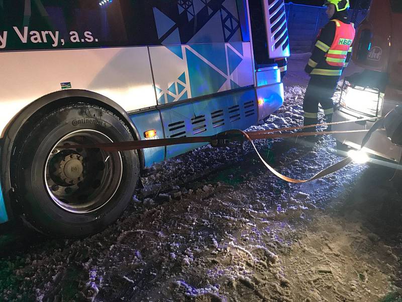 Havárie autobusu linkové dopravy v Ostrově na Karlovarsku.