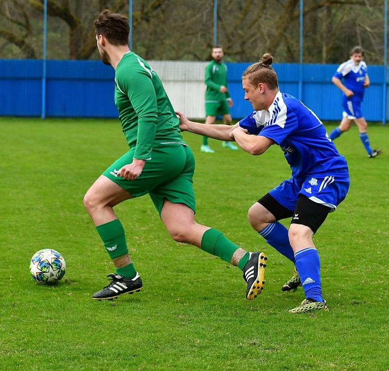 Březová (v zeleném) uspěla v dohrávce v Nejdku, vyhrála 3:1.