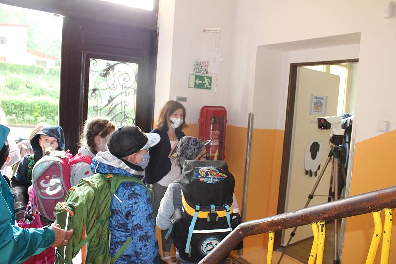 Škole v Kyselce zdarma zapůjčila na tento zlomový den jedna z firem termokameru. Pro děti byl nástup do školy zpestřením.