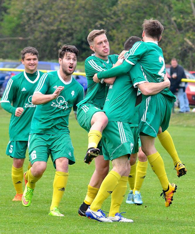 První jarní krajské derby bylo o víkendu na programu na dvorském stadionu, kde tvrdili roli favorita hráči v trikotech karlovarského 1.FC, kterým se postavila do cesty fotbalová družina Mariánských Lázní (ve žlutém). Právě Mariánské Lázně na půdě favorita