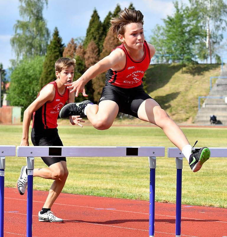 Atletika Ostrov pořádá ve středu 27. května na svém atletickém stadionu Memoriál Miroslava Kitzbergera. Ten odstartuje tradičně v 16 hodin, když se na atletickém oválu postupně představí žáci, žákyně, ženy a muži.