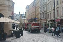 Hasiči evakuovali hotel v Lázeňské ulici v Karlových Varech, kvůli požáru