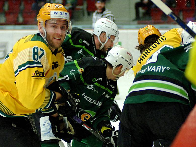 Hokejisté HC Energie (v zeleném) hostili Vsetín.