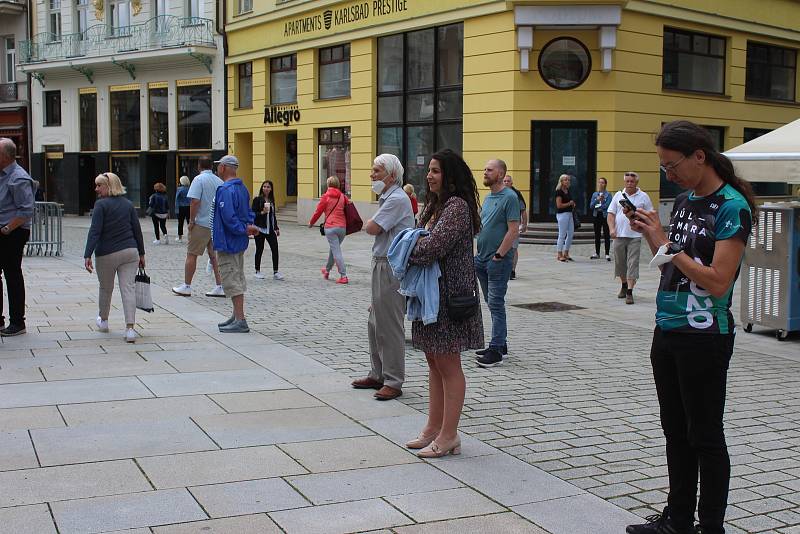 Ulice karlovarského lázeňského území jsou opět plné lidí.