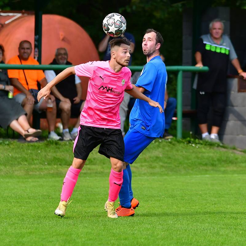 Cenný bod si připsala ve 4. kole krajské I. A třídě na konto rezerva FK Ostrov, která dosáhla v souboji s TJ Karlovy Vary-Dvory po výsledku 1:1 na bodový zisk.