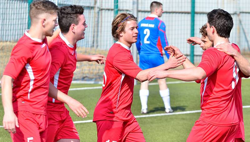 Neúspěšný vstup do jarní části krajského přeboru musela skousnout Stará Role (v modrém), když podlehla vysoko 0:4 chebské Hvězdě (v červeném).