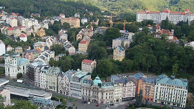 Hlučné ticho. Město je v legislativním vakuu a stavbaři jedou naplno.