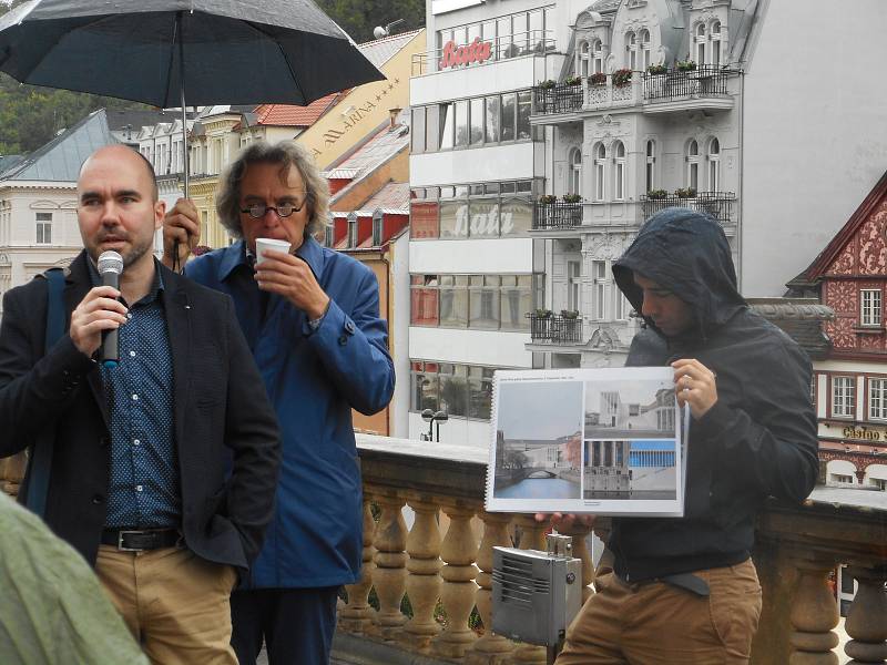 Kancelář architektury města Karlovy Vary podnikla v pondělí i za nepříznivého počasí komentovanou prohlídku městem, která měla několik zastavení. Hlavní téma byl možný zápis lázeňského trojúhelníku na seznam UNESCO.