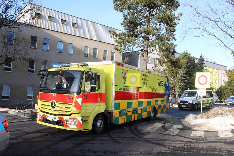 Nemocnici Sokolov opustilo v pátek 19. února 2021 deset covidních pacientů, přijela pro ně i velkokapacitní sanitka Fénix.