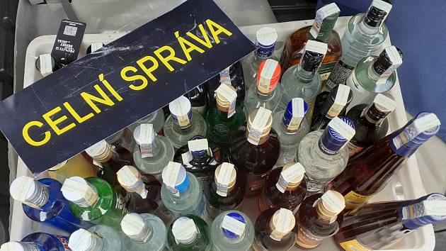 Karlovarští celníci zajistili od začátku letošního roku ve svém regionu více než 1 500 lahví alkoholu bez dokladů.