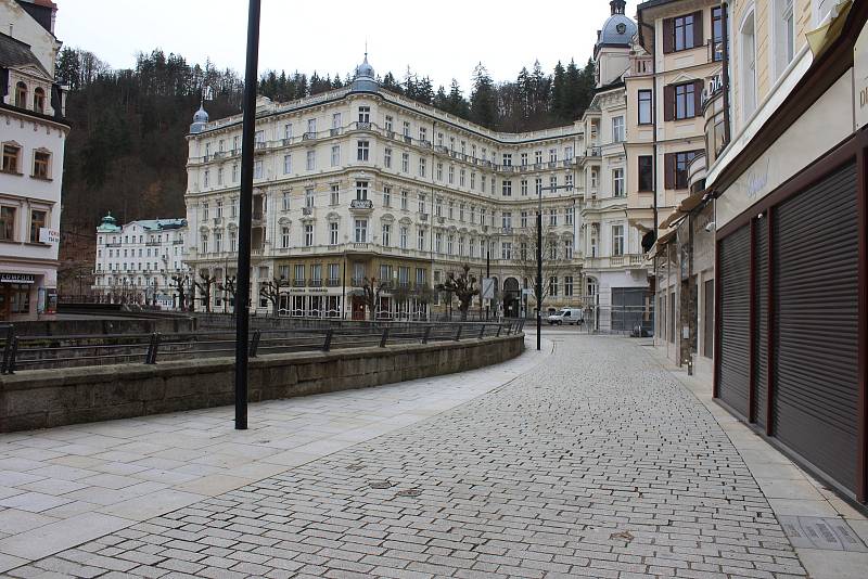 Prázdné ulice v lázeňském centru poblíž hotelu Pupp.