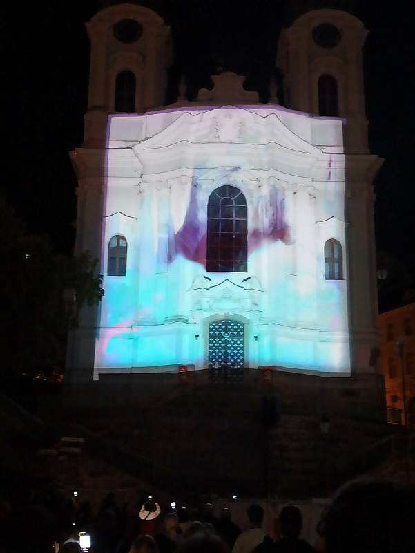 Festival světel přilákal do ulic v centru Karlových Varů i přes rostoucí počet nakažených tisícovky lidí.