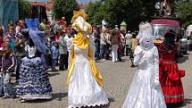 Kolombíny, obrovské loutky i umělci na chůdách. Takový byl první karlovarský karneval.