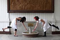 KRÁSNÉ PRODAVAČKY. U léčivého pramene Karla IV. nalévají vodu hostům do pitných pohárků sličné dívky.