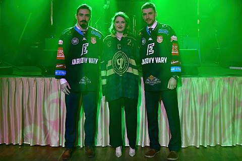 Výroční dres HC Energie Karlovy Vary byl na nejdeckém charitativním sportovním plese vydražen za 3.800,- Kč. Dražby se zúčastnili také hokejisté Energie Martin Kohout (vlevo) a Michal Plutnar (vpravo).