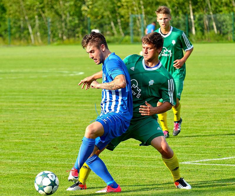 V exdivizním derby se z výhry 5:0 radovala karlovarská Slavia (v zeleném), když navíc Ostrovu (modrobílá) nedovolila skórovat.