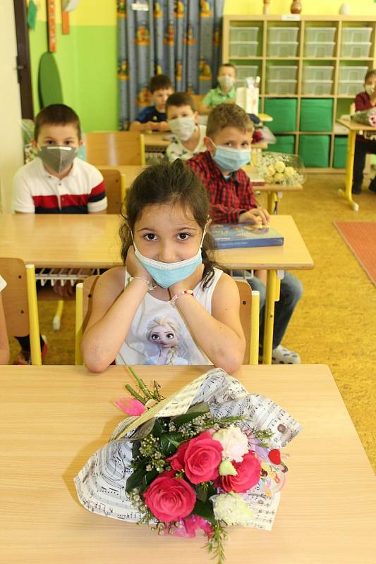 Letošní školní rok byl jiný. Kvůli koronaviru si řada dětí vylepšila své známky na závěrečném vysvědčení, nejinak tomu bylo i na Základní škole Dukelských hrdinů. Z vysvědčení měli pochopitelně největší radost prvňáčci.