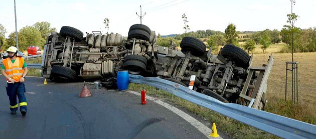 U Hroznětína havarovala cisterna s výkaly hospodářských zvířat.