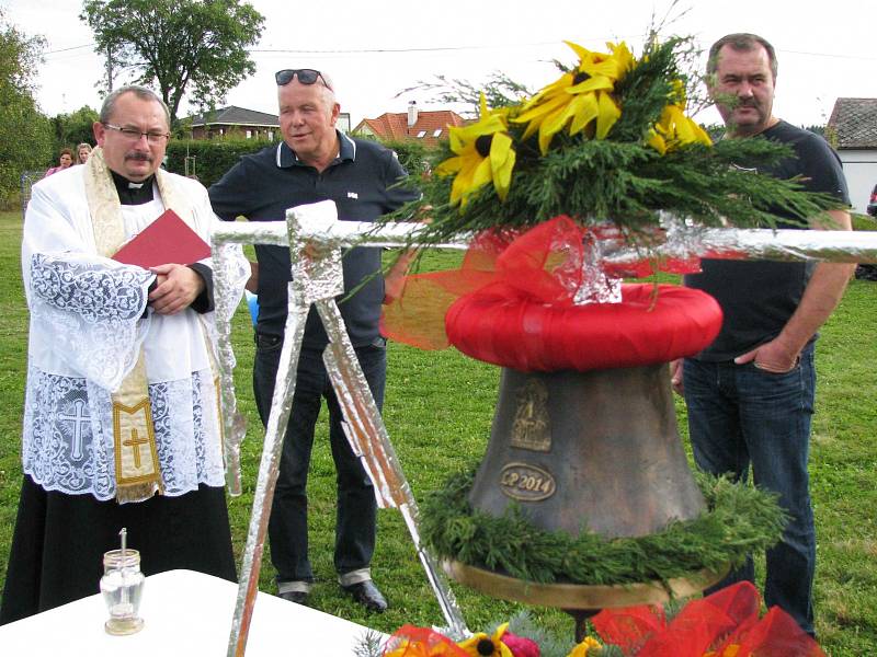 ANI HORÁM se po Karlových Varech nestýská. V obci to žije, letos tu byla velká sláva při žehnání novému zvonu pro kapličku.