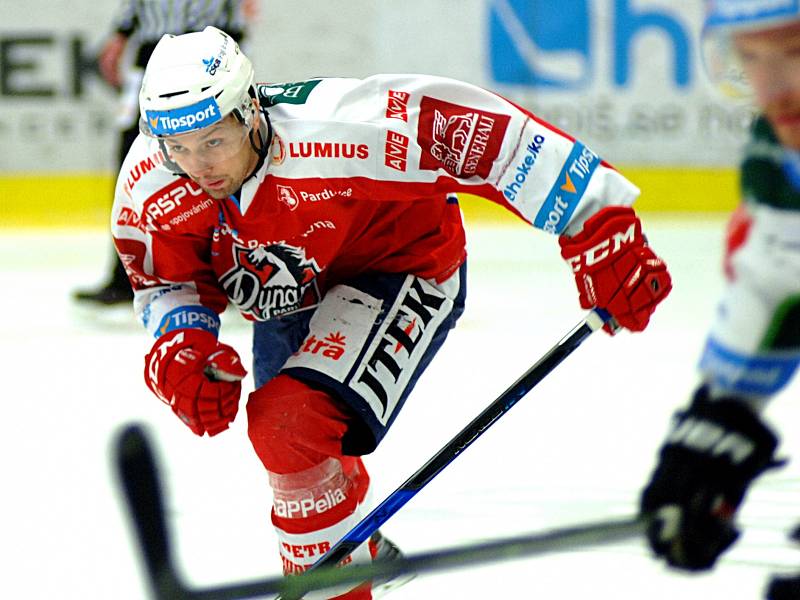 Hokejisté HC Energie (v bílém) podlehli Dynamu Pardubice a reálně jsou ohroženi sestupem.
