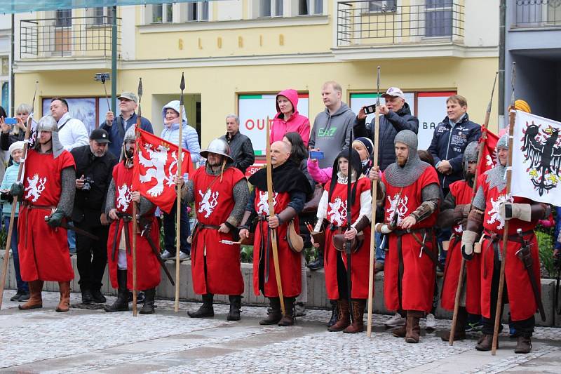 Zahájení 662. lázeňské sezony v Karlových Varech mělo na programu žehnání pramenů i průvod Karla IV. městem