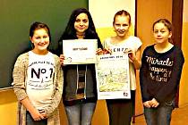 ČTYŘI ŽÁKYNĚ PÁTÉ TŘÍDY (Andrea, Vanessa, Kristýna a Adéla) z jáchymovské základní školy obdržely od radnice za vítězné logo diplom a drobné dárky.