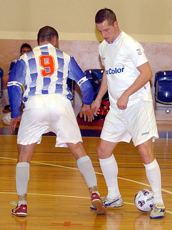 Dvě porážky si připsali na své konto v dalším dvojutkání divizní futsalové soutěže na své konto hráči karlovarského FutFetu (v pruhovaném). Nejdříve podlehli v dreby karlovarským Drakům (ve žlutém) 4:8, a poté i Otovicím (v bílém), se kterými prohráli 3:9