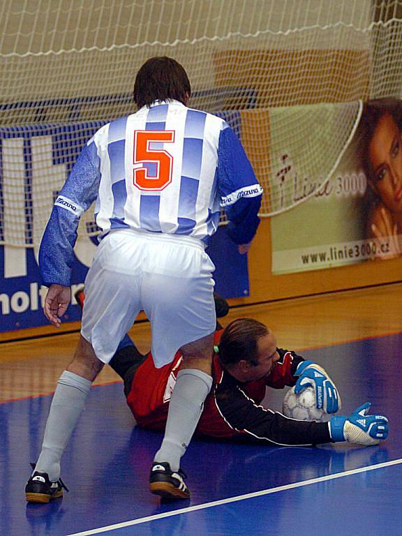 Dvě porážky si připsali na své konto v dalším dvojutkání divizní futsalové soutěže na své konto hráči karlovarského FutFetu (v pruhovaném). Nejdříve podlehli v dreby karlovarským Drakům (ve žlutém) 4:8, a poté i Otovicím (v bílém), se kterými prohráli 3:9