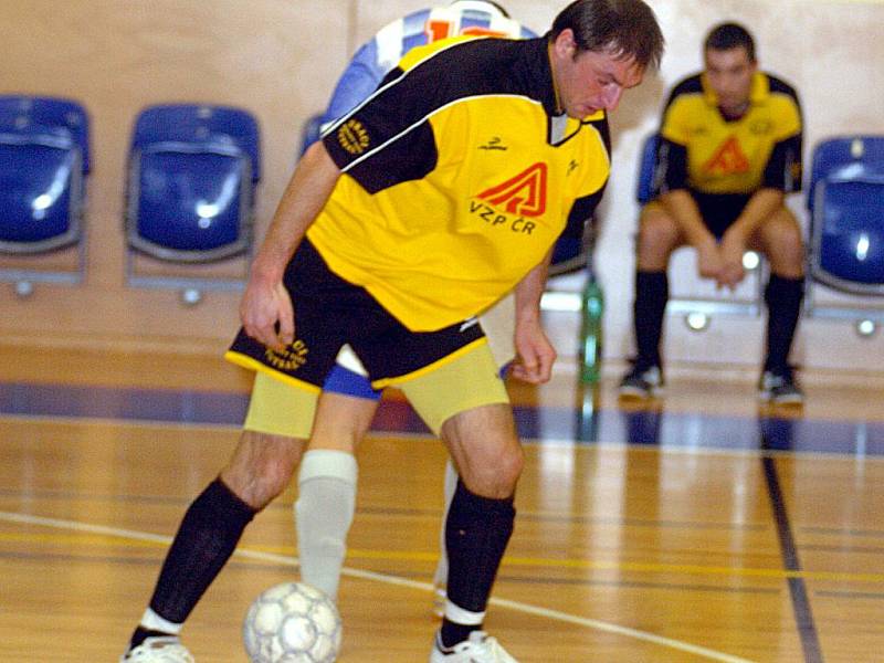 Dvě porážky si připsali na své konto v dalším dvojutkání divizní futsalové soutěže na své konto hráči karlovarského FutFetu (v pruhovaném). Nejdříve podlehli v dreby karlovarským Drakům (ve žlutém) 4:8, a poté i Otovicím (v bílém), se kterými prohráli 3:9