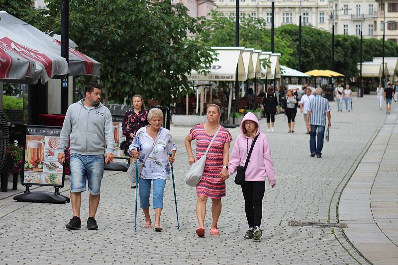 Ulice karlovarského lázeňského území jsou opět plné lidí.