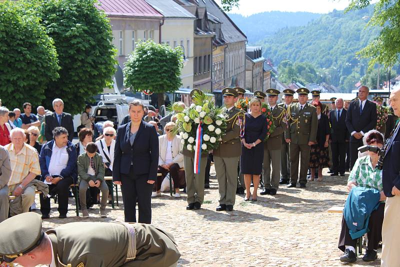 Na Jáchymovské peklo a jeho oběti přišly vzpomínat desítky lidí, jejich památku uctili u Brány ke Svobodě