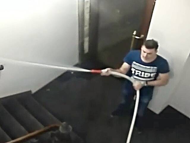 Muž řádící v karlovarském hotelu, kde použil i požární hadici. Foto a video PČR