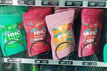 Přípravky s HHC nabízené v automatech v Karlových Varech.