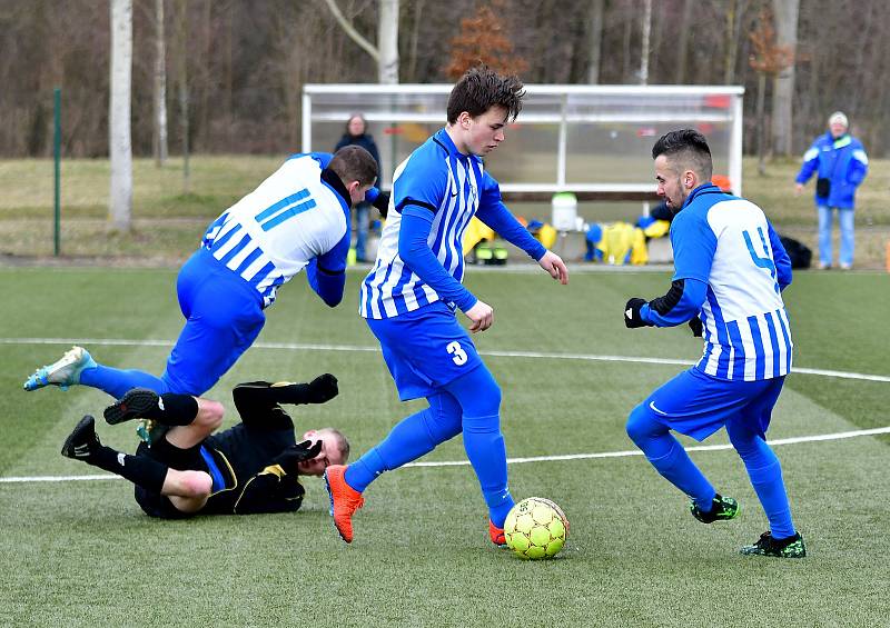 Divizní derby mezi ostrovským FK a mariánskolázeňskou Viktorií rozhodla jediná trefa, kterou obstaral viktorián Jakub Lattisch.